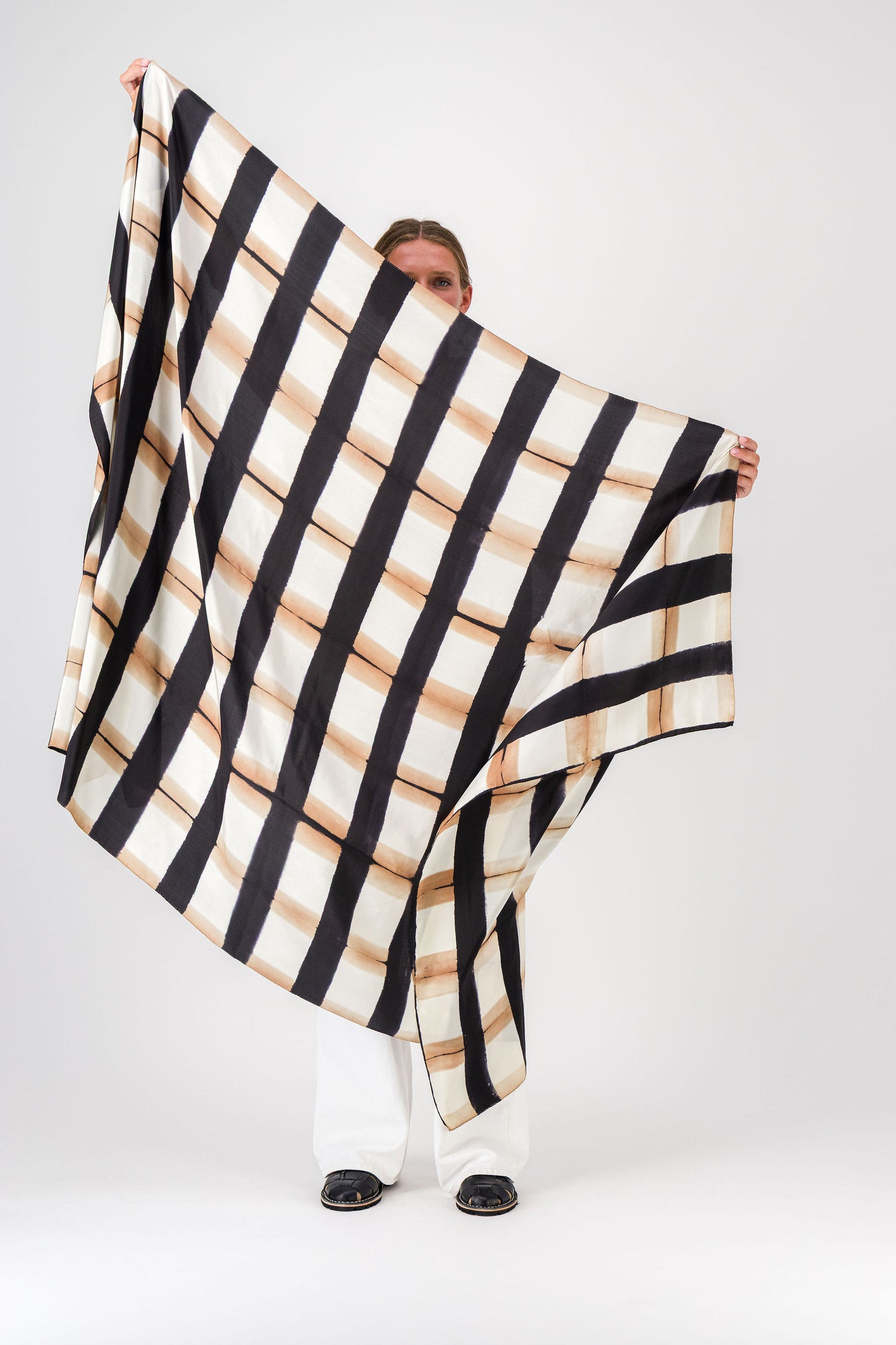 SINOPLE - SILK SCARF BLACK & KRAFT
