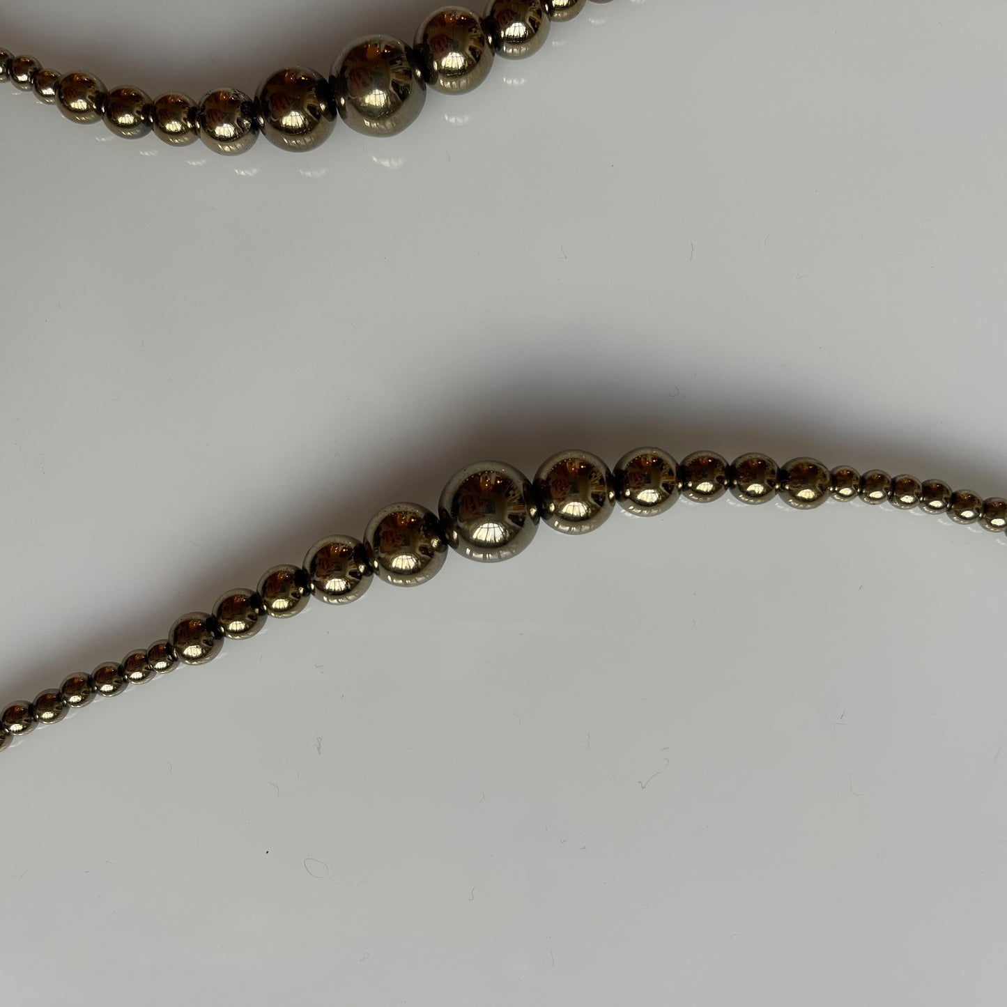 INTERVALLE - Collier de perle HÉMATITE COULEUR PYRITE