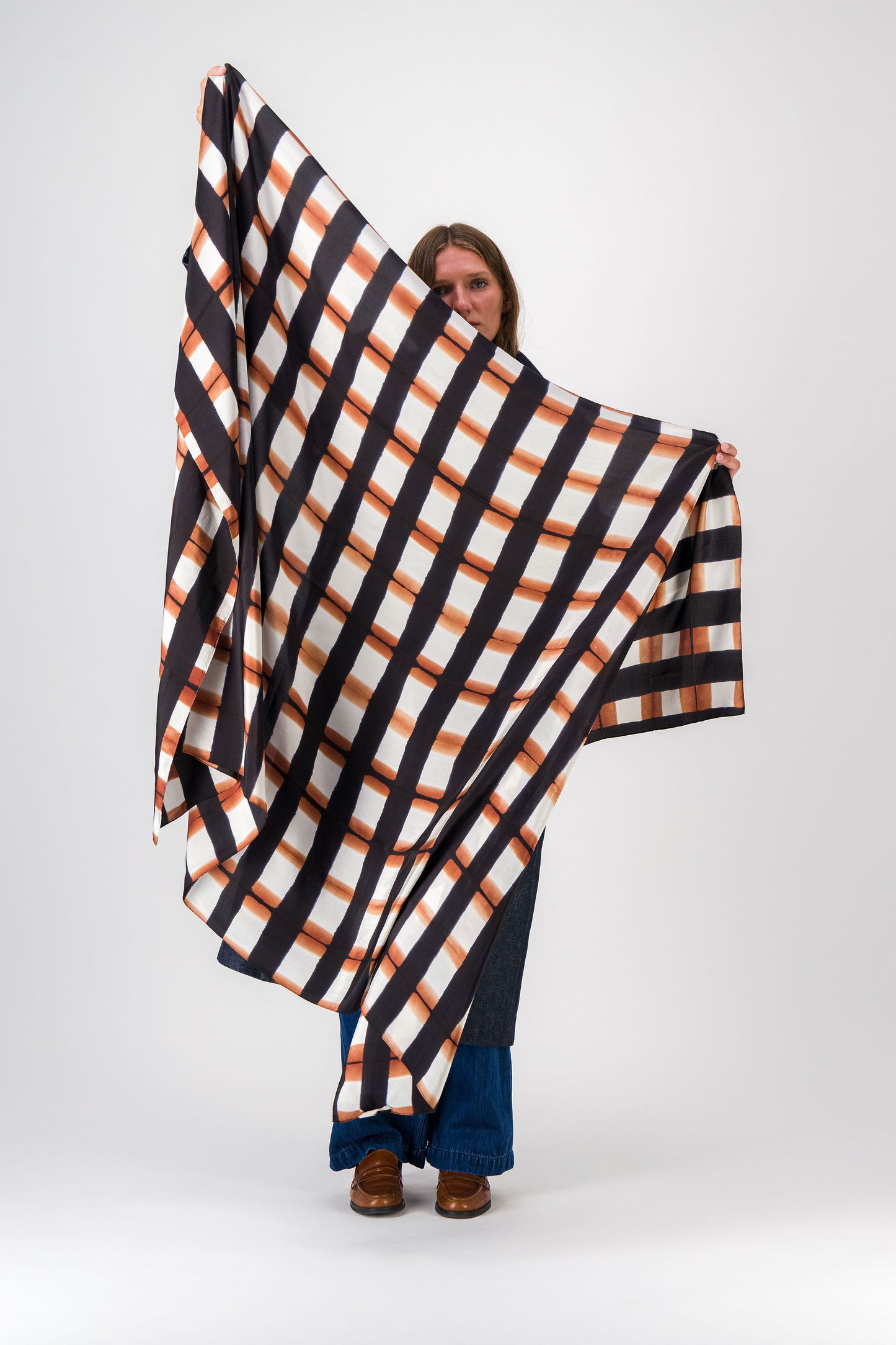 SINOPLE - SILK SCARF BLACK & COGNAC