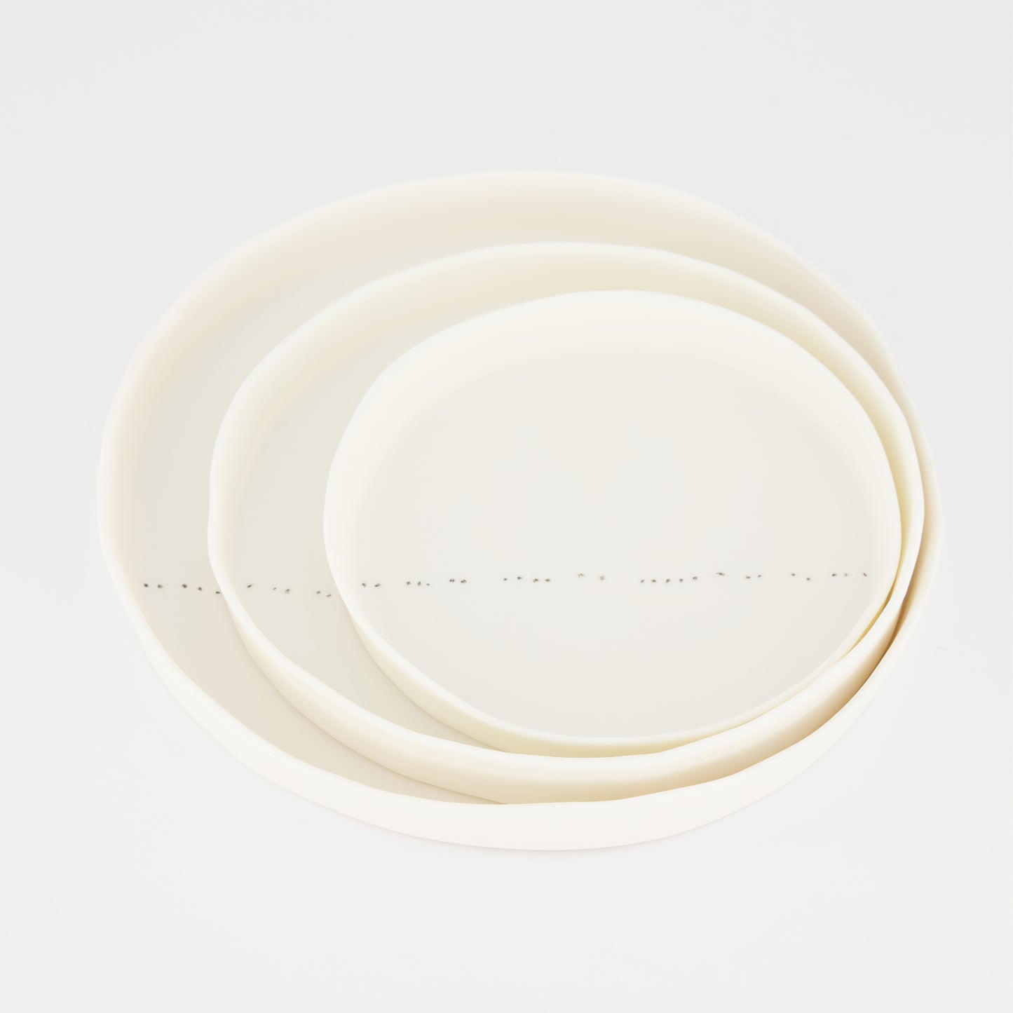 SET D'ASSIETTES CONCENTRIQUES DESSIN POINTILLÉ
