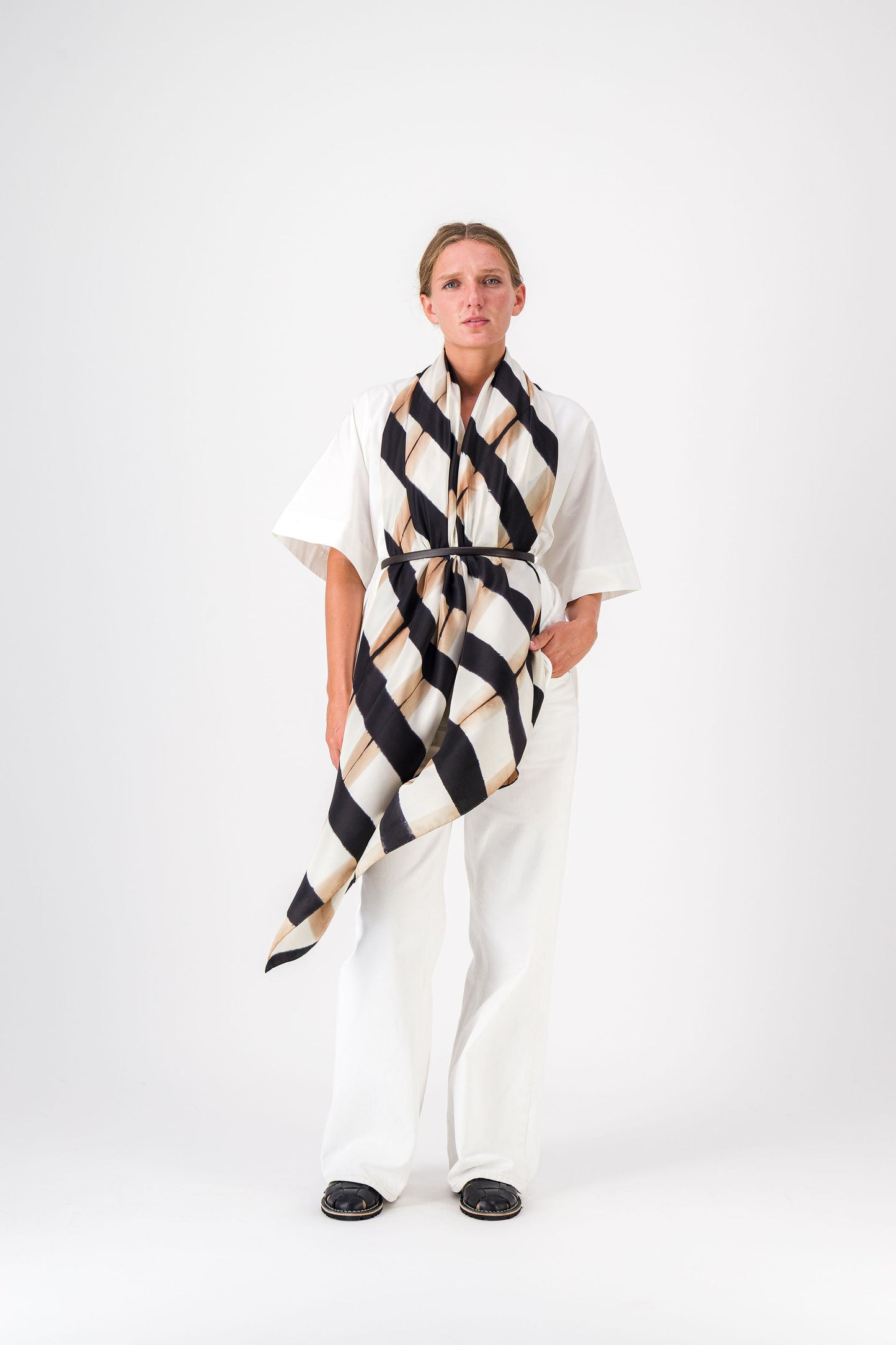 SINOPLE - SILK SCARF BLACK & KRAFT