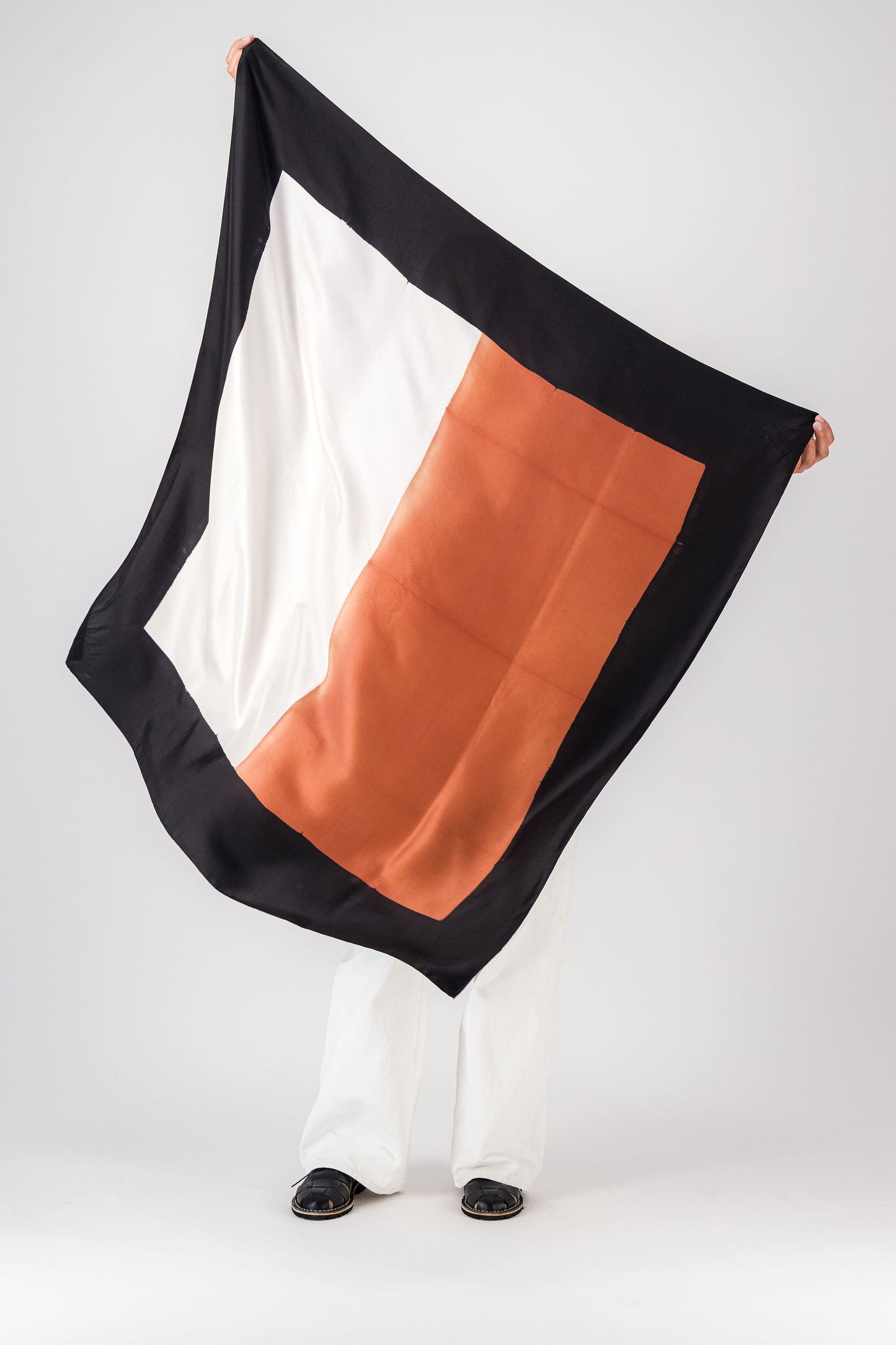 AIRE - SILK SQUARE BLACK & COGNAC