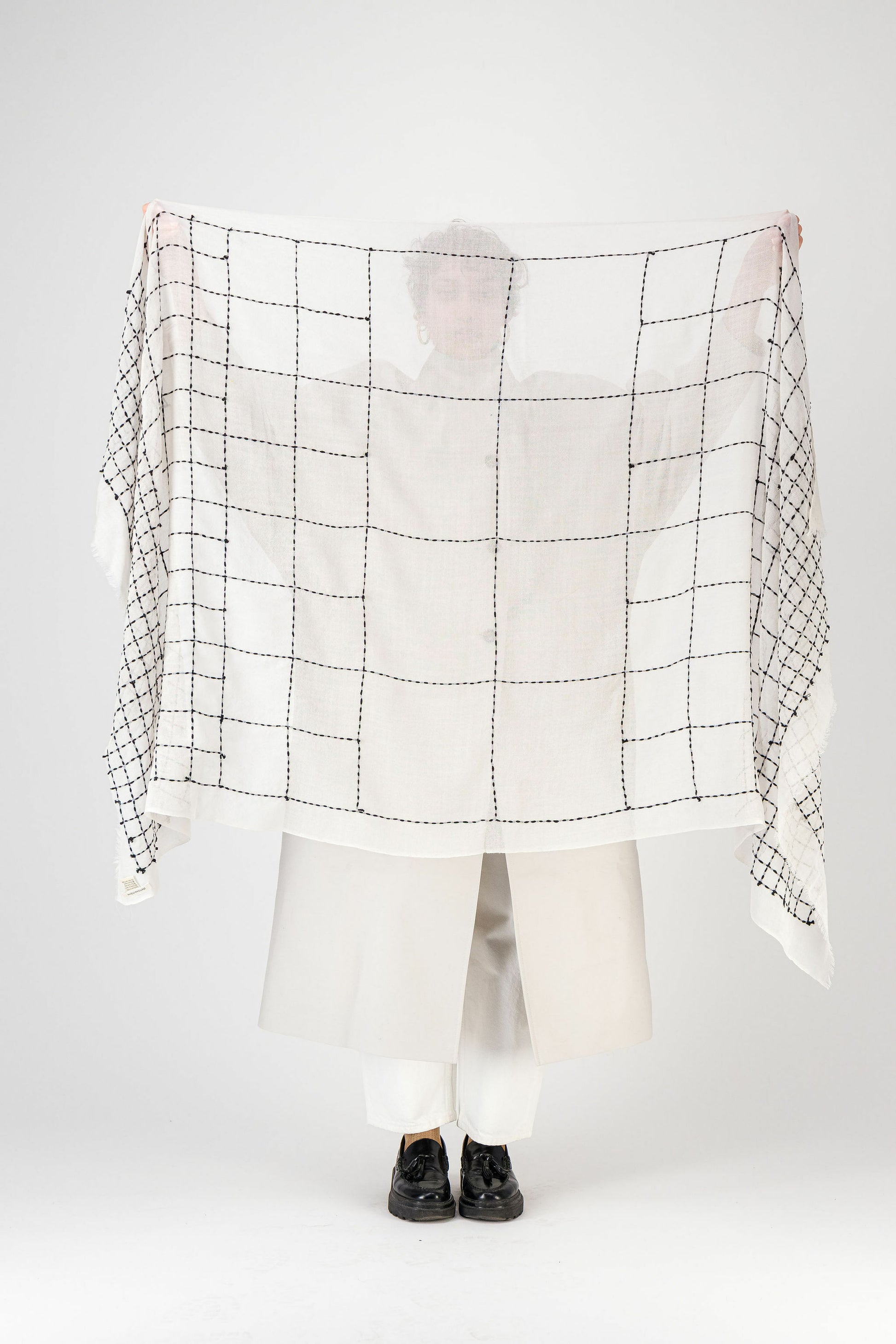 TRAME - embroidered shawl