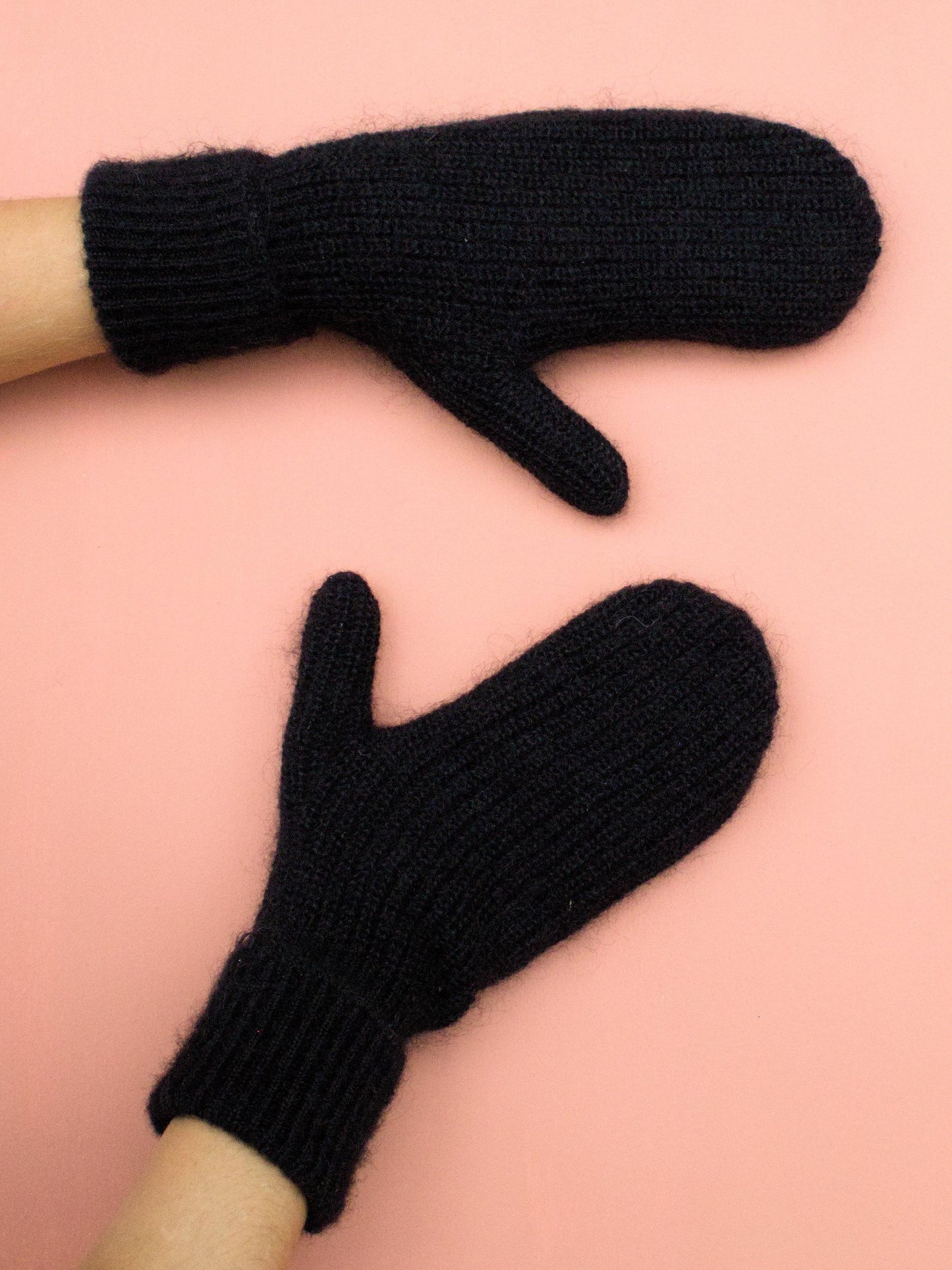 NEIGE- Mittens knitted with a mohair & silk yarn BLACK