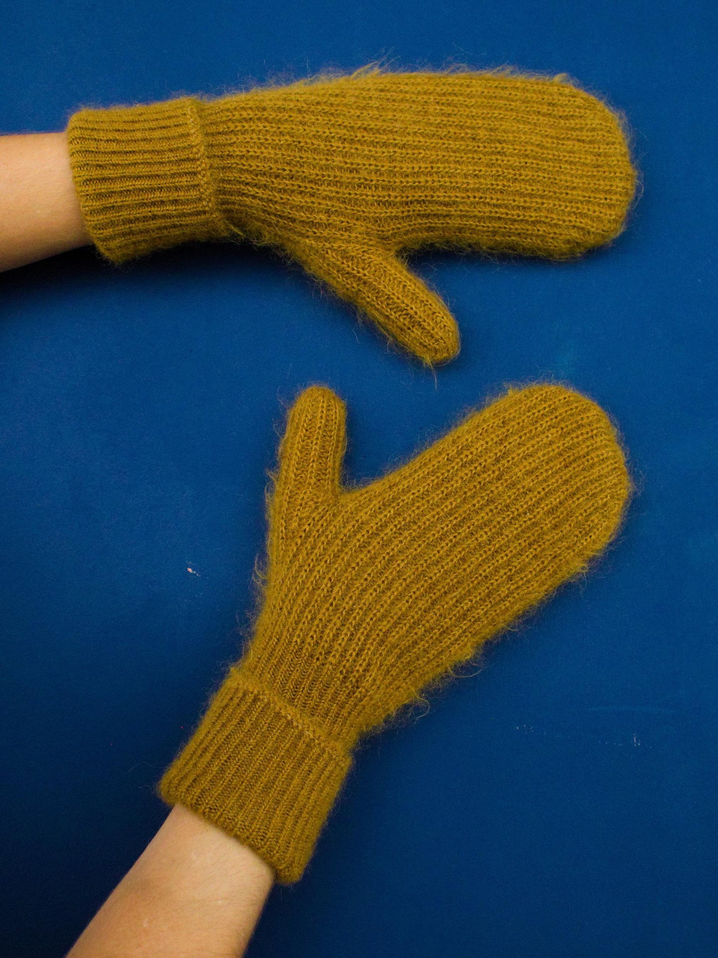 NEIGE- Mittens knitted with a mohair & silk yarn GOLD